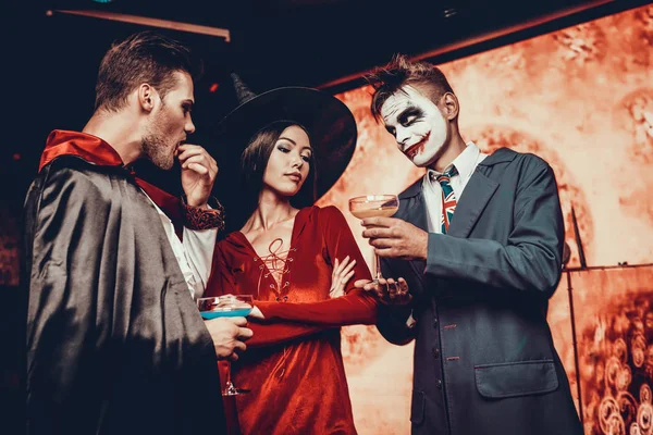 Amici Costumi Halloween Che Bevono Cocktail Gruppo Giovani Sorridenti Che — Foto Stock