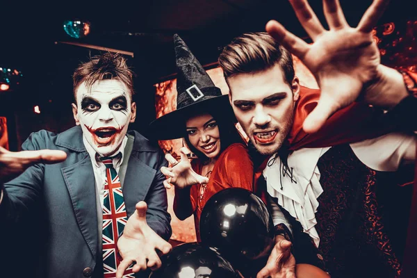 Jóvenes Con Disfraces Celebrando Halloween Grupo Jóvenes Amigos Felices Usando — Foto de Stock