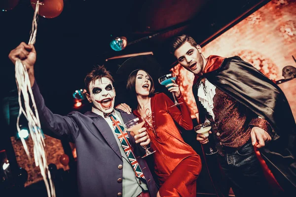 Fiatalok Koktélokat Isznak Halloween Partin Fiatal Mosolygó Barátok Csoportja Halloween — Stock Fotó