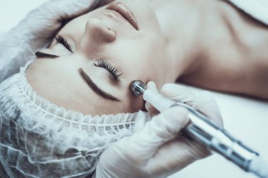 Spa Salon Lazer epilasyon için genç kadın. Kız Güzellik Salonu. Modern kozmetik. Profesyonel güzellik uzmanı. Doktor lazer epilatör ile. Kadın güzellik kavramı. Tıbbi donatımı.