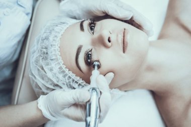 Spa Salon Lazer epilasyon için genç kadın. Kız Güzellik Salonu. Modern kozmetik. Profesyonel güzellik uzmanı. Doktor lazer epilatör ile. Kadın güzellik kavramı. Tıbbi donatımı.