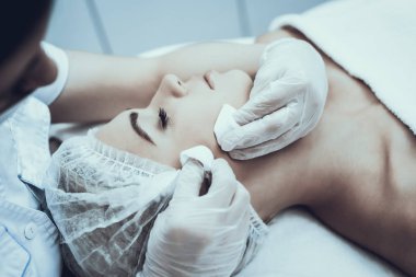 Genç kadın Masaj temizlik için Spa salonda. Kız Güzellik Salonu. Modern kozmetik. Profesyonel güzellik uzmanı. Beyaz önlük doktor. Kadın güzellik kavramı. Cilt Bakımı ve temizliği.
