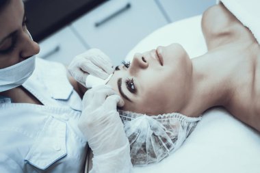 Genç kadın Masaj temizlik için Spa salonda. Kız Güzellik Salonu. Modern kozmetik. Profesyonel güzellik uzmanı. Beyaz önlük doktor. Kadın güzellik kavramı. Cilt Bakımı ve temizliği.