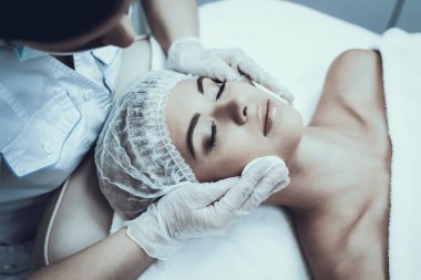 Genç kadın Masaj temizlik için Spa salonda. Kız Güzellik Salonu. Modern kozmetik. Profesyonel güzellik uzmanı. Beyaz önlük doktor. Kadın güzellik kavramı. Cilt Bakımı ve temizliği.