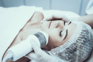 Spa Salon Lazer epilasyon için genç kadın. Kız Güzellik Salonu. Modern kozmetik. Profesyonel güzellik uzmanı. Doktor lazer epilatör ile. Kadın güzellik kavramı. Tıbbi donatımı.