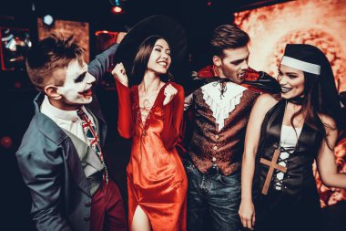 İn arkadaş grubu ile dans Halloween kılık. Genç gülümseyen insanlar giyen gece kulübünde Cadılar Bayramı partisinde eğlenceli ve birlikte dans olan kostümler. Cadılar Bayramı kutlamaları