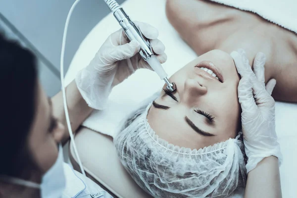 Jonge Vrouw Spa Salon Voor Laser Ontharing Meisje Schoonheidssalon Moderne — Stockfoto