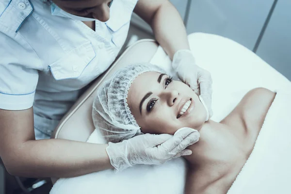 Jonge Vrouw Spa Salon Voor Het Reinigen Van Massage Meisje — Stockfoto