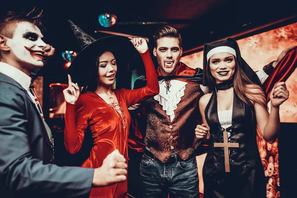 Gruppo Amici Costumi Halloween Danza Giovani Sorridenti Che Indossano Costumi — Foto Stock