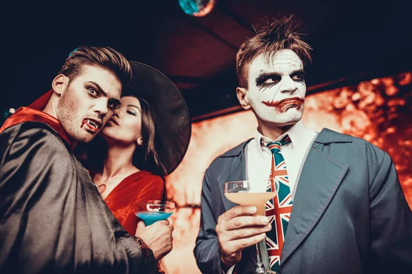 Vrienden Halloween Kostuums Drinken Cocktails Groep Van Jonge Glimlachende Mensen — Stockfoto