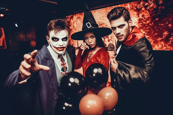 Ungdomar Kostymer Firar Halloween Grupp Unga Glada Vänner Bär Halloween — Stockfoto