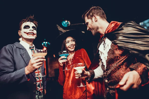 Νέοι Πίνουν Κοκτέιλ Στο Αποκριάτικο Πάρτι Group Young Smiling Friends — Φωτογραφία Αρχείου