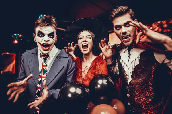 Jongeren Kostuums Vieren Halloween Groep Van Jonge Gelukkige Vrienden Dragen — Stockfoto