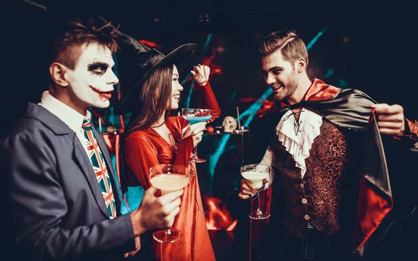 Ungdomar Dricker Cocktails Halloweenfesten Grupp Unga Leende Vänner Bär Halloween — Stockfoto