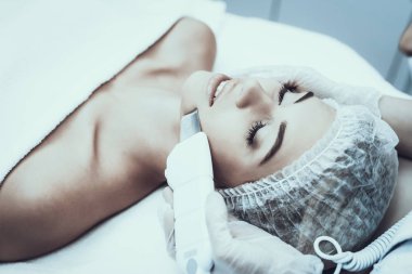 Spa Salon Lazer epilasyon için genç kadın. Kız Güzellik Salonu. Modern kozmetik. Profesyonel güzellik uzmanı. Doktor lazer epilatör ile. Kadın güzellik kavramı. Tıbbi donatımı.