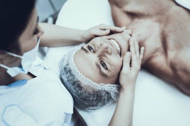 Spa salonda masaj temizlik için genç adam. Güzellik Salonu adam. Modern kozmetik. Profesyonel güzellik uzmanı. Beyaz önlük doktor. Erkek güzellik kavramı. Cilt Bakımı ve temizliği.