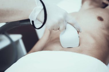 Spa Salon Lazer epilasyon için genç adam. Güzellik Salonu adam. Modern kozmetik. Profesyonel güzellik uzmanı. Doktor lazer epilatör ile. Erkek güzellik kavramı. Gözlüklü adam.