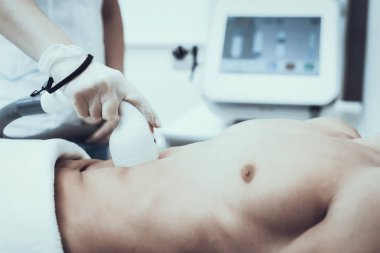 Spa Salon Lazer epilasyon için genç adam. Güzellik Salonu adam. Modern kozmetik. Profesyonel güzellik uzmanı. Doktor lazer epilatör ile. Erkek güzellik kavramı. Gözlüklü adam.