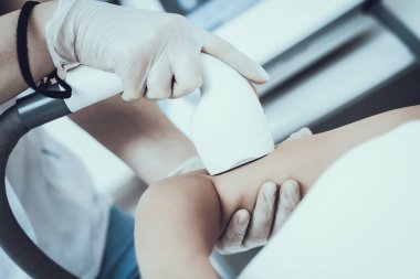 Spa Salon Lazer epilasyon için genç kadın. Kız Güzellik Salonu. Modern kozmetik. Profesyonel güzellik uzmanı. Doktor lazer epilatör ile. Kadın güzellik kavramı. Tıbbi donatımı.