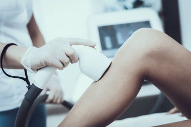 Spa Salon Lazer epilasyon için genç kadın. Kız Güzellik Salonu. Modern kozmetik. Profesyonel güzellik uzmanı. Doktor lazer epilatör ile. Kadın güzellik kavramı. Tıbbi donatımı.