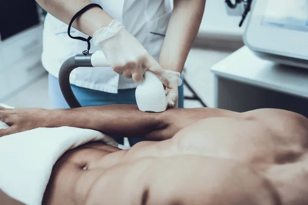 Homem Jovem Salão Spa Para Depilação Laser Tipo Salão Beleza — Fotografia de Stock