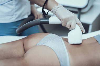 Spa Salon Lazer epilasyon için genç kadın. Kız Güzellik Salonu. Modern kozmetik. Profesyonel güzellik uzmanı. Doktor lazer epilatör ile. Kadın güzellik kavramı. Tıbbi donatımı.