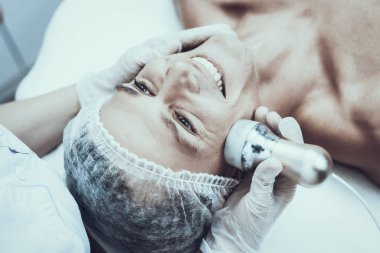 Spa Salon Lazer epilasyon için genç adam. Güzellik Salonu adam. Modern kozmetik. Profesyonel güzellik uzmanı. Doktor lazer epilatör ile. Erkek güzellik kavramı. Tıbbi donatımı.