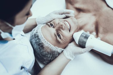 Spa Salon Lazer epilasyon için genç adam. Güzellik Salonu adam. Modern kozmetik. Profesyonel güzellik uzmanı. Doktor lazer epilatör ile. Erkek güzellik kavramı. Tıbbi donatımı.