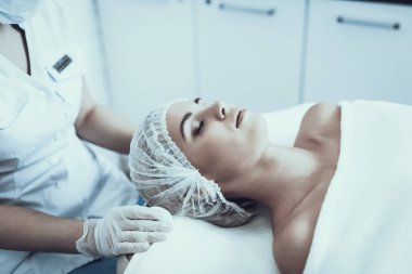 Spa Salon Lazer epilasyon için genç kadın. Kız Güzellik Salonu. Modern kozmetik. Profesyonel güzellik uzmanı. Doktor lazer epilatör ile. Kadın güzellik kavramı. Tıbbi donatımı.