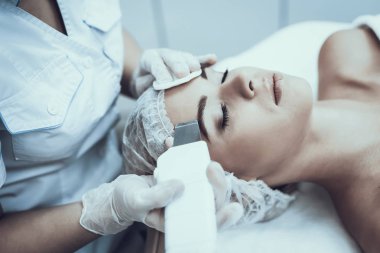 Spa Salon Lazer epilasyon için genç kadın. Kız Güzellik Salonu. Modern kozmetik. Profesyonel güzellik uzmanı. Doktor lazer epilatör ile. Kadın güzellik kavramı. Tıbbi donatımı.