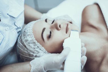 Spa Salon Lazer epilasyon için genç kadın. Kız Güzellik Salonu. Modern kozmetik. Profesyonel güzellik uzmanı. Doktor lazer epilatör ile. Kadın güzellik kavramı. Tıbbi donatımı.