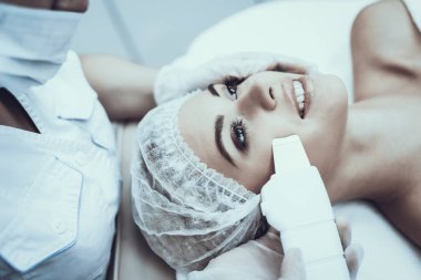 Spa Salon Lazer epilasyon için genç kadın. Kız Güzellik Salonu. Modern kozmetik. Profesyonel güzellik uzmanı. Doktor lazer epilatör ile. Kadın güzellik kavramı. Tıbbi donatımı.