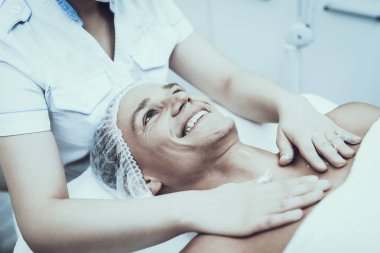 Spa salonda masaj temizlik için genç adam. Güzellik Salonu adam. Modern kozmetik. Profesyonel güzellik uzmanı. Beyaz önlük doktor. Erkek güzellik kavramı. Cilt Bakımı ve temizliği.