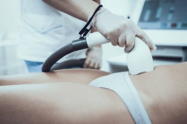 Spa Salon Lazer epilasyon için genç kadın. Kız Güzellik Salonu. Modern kozmetik. Profesyonel güzellik uzmanı. Doktor lazer epilatör ile. Kadın güzellik kavramı. Tıbbi donatımı.