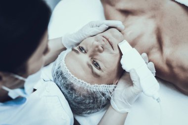 Spa Salon Lazer epilasyon için genç adam. Güzellik Salonu adam. Modern kozmetik. Profesyonel güzellik uzmanı. Doktor lazer epilatör ile. Erkek güzellik kavramı. Tıbbi donatımı.