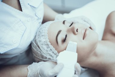 Spa Salon Lazer epilasyon için genç kadın. Kız Güzellik Salonu. Modern kozmetik. Profesyonel güzellik uzmanı. Doktor lazer epilatör ile. Kadın güzellik kavramı. Tıbbi donatımı.