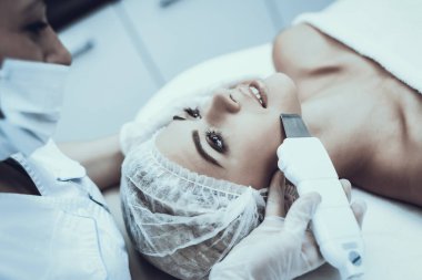 Spa Salon Lazer epilasyon için genç kadın. Kız Güzellik Salonu. Modern kozmetik. Profesyonel güzellik uzmanı. Doktor lazer epilatör ile. Kadın güzellik kavramı. Tıbbi donatımı.