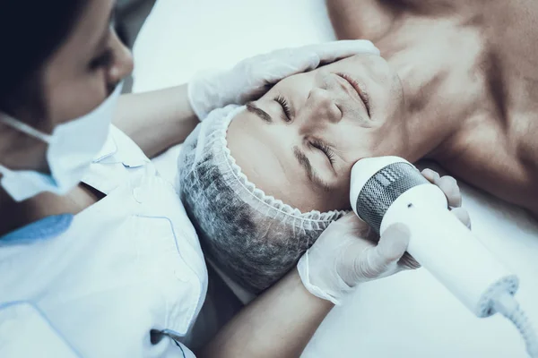 Homem Jovem Salão Spa Para Depilação Laser Tipo Salão Beleza — Fotografia de Stock