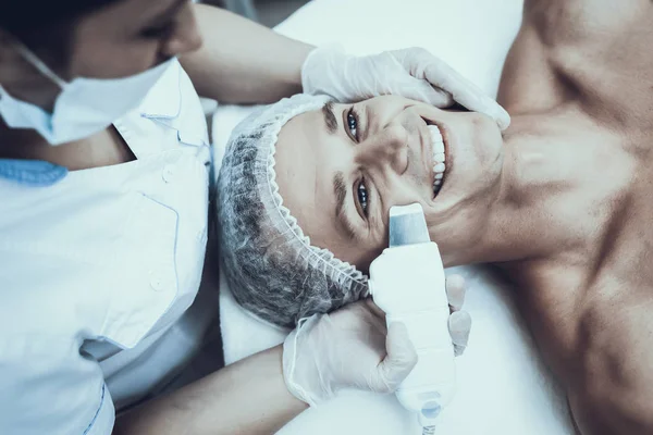 Hombre Joven Salón Spa Para Depilación Láser Tipo Salón Belleza — Foto de Stock