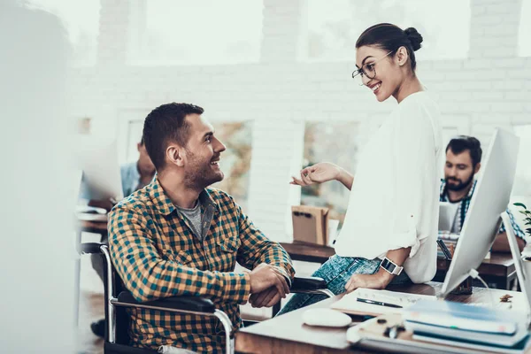 Hombre Silla Ruedas Hablando Con Una Joven Oficina Joven Discapacitado — Foto de Stock