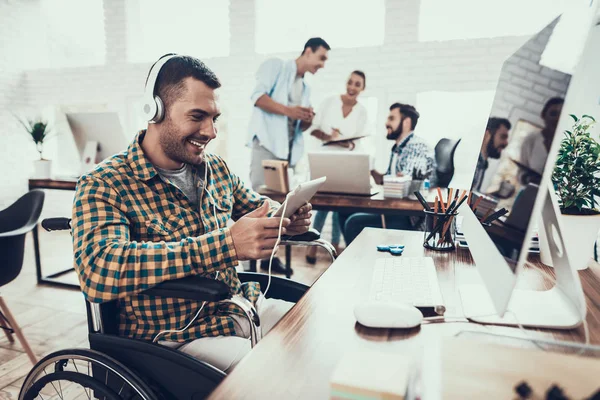 Giovane Sulla Sedia Rotelle Con Cuffie Ufficio Giovane Disabile Uomo — Foto Stock