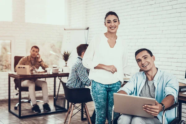 Vrouw Buurt Van Man Rolstoel Met Tablet Office Lachende Vrouw — Stockfoto