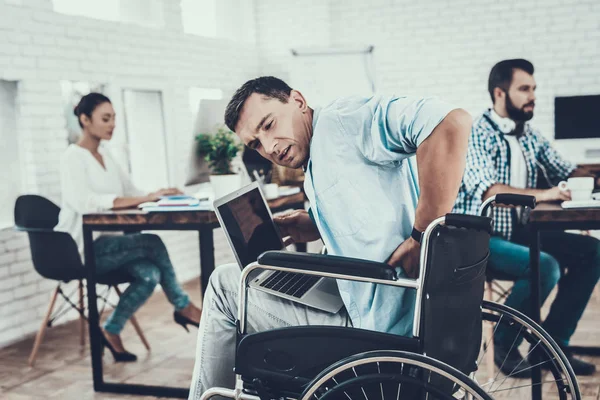 Vermoeide Man Bril Rolstoel Kantoor Werknemer Met Laptop Gehandicapte Jonge — Stockfoto