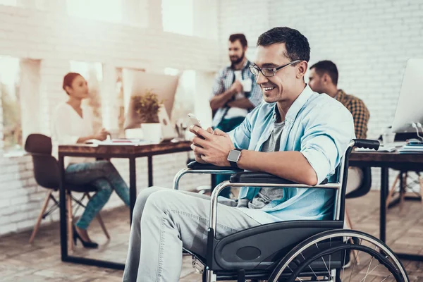 Człowiek Okularach Wózku Inwalidzkim Telefonu Biurze Rozmowy Telefon Niepełnosprawny Mężczyzna — Zdjęcie stockowe