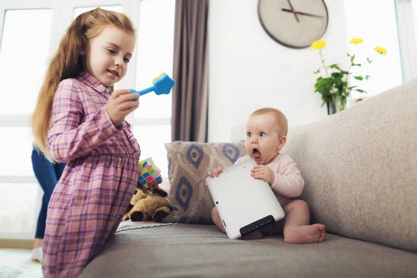 Menina Bonita Brincando Com Irmãzinha Interior Bonito Cabelos Compridos Criança — Fotografia de Stock