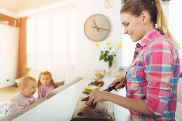 Glimlachend Moeder Koken Terwijl Kinderen Spelen Mooie Kaukasische Vrouw Snijdt — Stockfoto