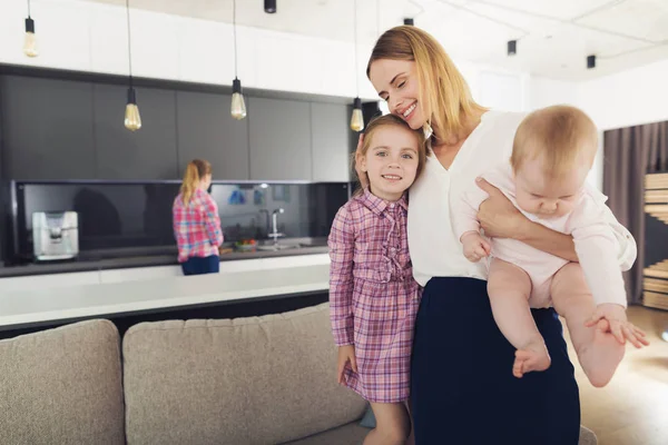 Happy Mother Hugging Children Standing Kitchen Cheerful Beautiful Caucasian Businesswoman — Stock Photo, Image