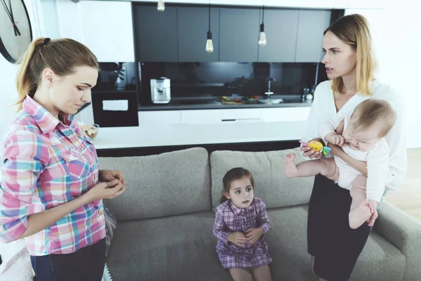 Mother Babysitter Have Conflict Living Room Young Caucasian Nanny Feels — Stock Photo, Image