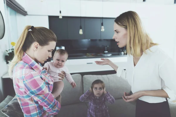 Mãe Babá Discutindo Sala Estar Jovem Babá Caucasiano Segurando Babby — Fotografia de Stock