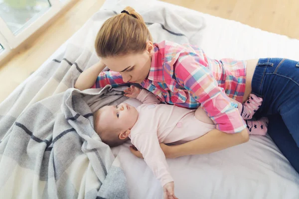 Mignon Bébé Aux Yeux Bleus Couché Avec Mère Lit Souriant — Photo